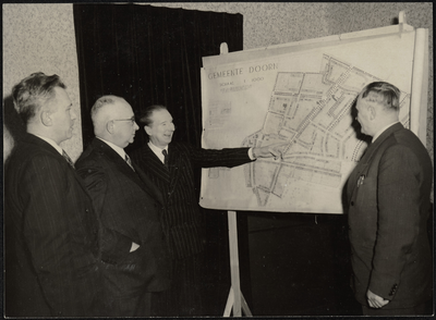  Baron van Nagel met 3 andere mensen kijkend naar een bouwplan van de gemeente Doorn.