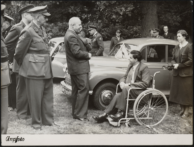  Minister van Oorlog C. Staf in gesprek met een invalide militair. Links van hen generaal-majoor J.F. Wilkens.