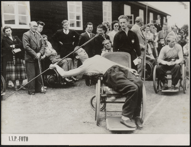  Joep de Beer uit Aardenburg tijdens het speerwerpen voor de olympiade van ernstige oorlogsgewonden in Stoke ...