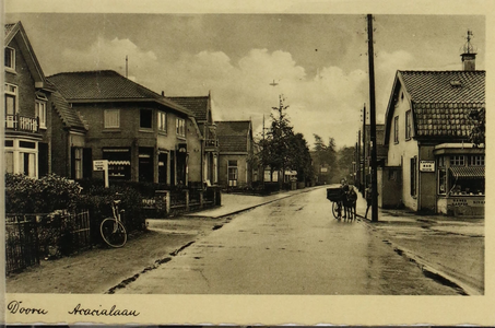 Het rechtse pand was groenteboer Donkervoort & Van Linge. Links woonde Boeschoten