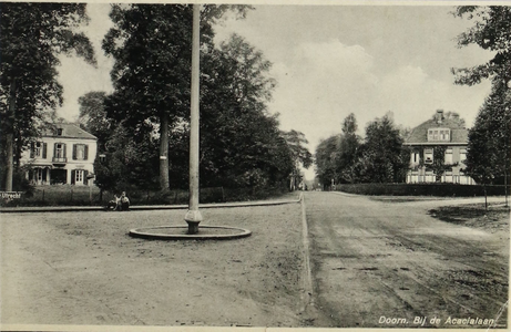 Het huis rechts was van schrijver Hans Kresse. De weg rechts is het begin van de Bergweg