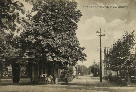  Amersfoortseweg, hoek Kampweg. Sigaren-Ruitenbeek. In 1903 kwam daar een drukkerij bij. In 1905 verscheen hier De ...