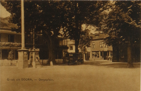  Dorpspomp. Tot 1903 haalden de inwoners van Doorn water uit één van de dorpspompen. Sinds 1 juli 1903 bestaat de ...
