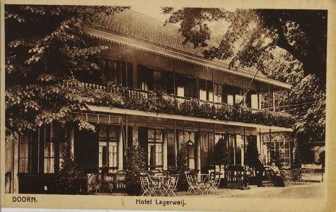  Hotel Lagerweij, t.b.v. het verkeer in 1938 gesloopt