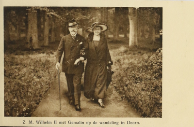  Ex-keizer Wilhelm II met zijn vrouw wandelend door Doorn