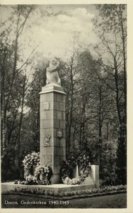  Gedenkteken oorlog. Op 4 mei 1948 is dit monument onthuld. Het is gemaakt op initiatief van J.G. van Wijk te Doorn.