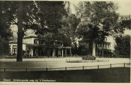  Rechts is villa Mignon, de dokterswoning van dr. De Laer en dr. Le Heux (1914-1958)