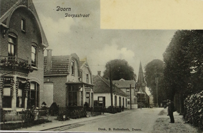  Het huis links is Dorpsstraat 26, in 1905 gebouwd in opdracht van Cornelis Kaag, vendumeester uit Djakarta. In het ...