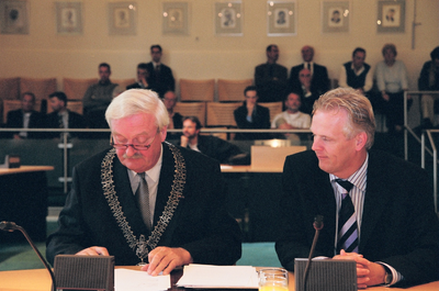  Ondertekening van een document door burgemeester Reeringh en Oostendorp Installatietechniek