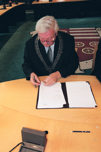  Ondertekening van een document door burgemeester Reeringh en Oostendorp Installatietechniek
