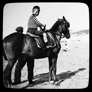  Ferdinand Alex Schwartz te paard op het strand in Zandvoort