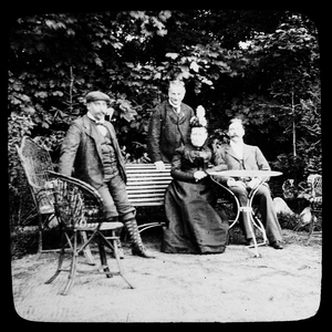  Groepsportret van een zittend echtpaar en twee staande mannen
