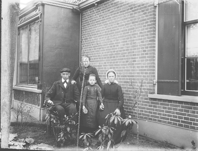  De familie Knobbout (Waarschijnlijk Frans Knobbout met zijn vrouw Adriana Janna Cornelia van der Zande en twee dochters)