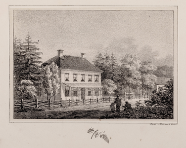  Gezicht op de voor- en zijgevel van huis Rozenburg, met twee manspersonen op de voorgrond, te Doorn