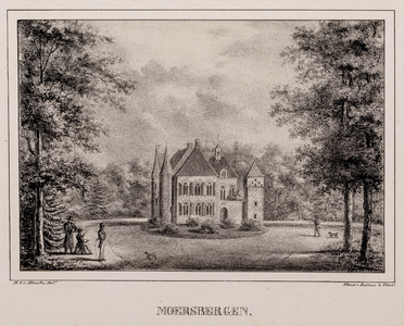  Gezicht op de voorgevel van huis Moersbergen, met torens en een zittende tekenaar op de voorgrond, te Doorn