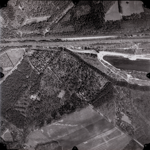  Luchtfoto gemeente Doorn: Heuvelrug-zijde met oa. A12 en Maarnse grindgat (strook 004, foto 0077)