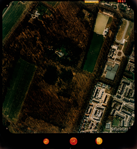  Luchtfoto (kleur) gemeente Doorn: Langbroek-zijde met skeelerbaan, hockeybanen, Rijksstraatweg (nr. 5847). 1: ca. 1000