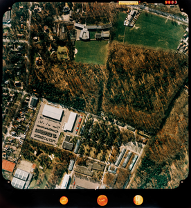  Luchtfoto (kleur) gemeente Doorn: Heuvelrug-zijde met oa. Driebergsestraatweg, Revius-lyceum, Marinierskamp (nr. 5903)