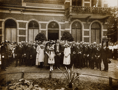  Groepsfoto, voor het gemeentehuis van Doorn aan de Dorpsstraat, ter gelegenheid van het 12,5 jarig jubileum van ...