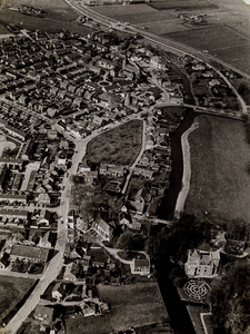  Luchtfoto vanuit het zuiden van het dorp Cothen tussen het begin van de Dorpsstraat en de Kromme Rijn in het noorden