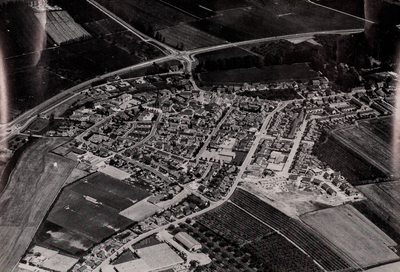  Luchtfoto vanuit het westen van het dorp Cothen tussen de Wijkersloot en de Graaf van Lynden van Sandenburgweg