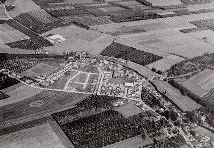  Luchtfoto vanuit het zuidwesten van het dorp Cothen