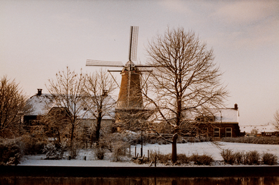  Gezicht vanuit het oosten over de Kromme Rijn op de besneeuwde molen Oog in 't Zeil te Cothen