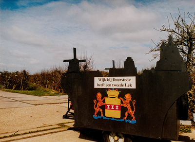  Zijkant van een wagen voor de carnavalsoptocht in februari 2003 in Cothen met als thema de archieframp in Wijk bij ...