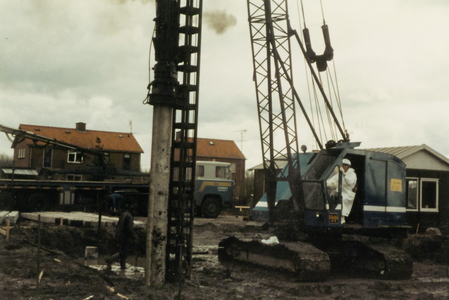  Wethouder Seelen slaat de eerste paal voor de bouw van woningen achter de Cotherweg.