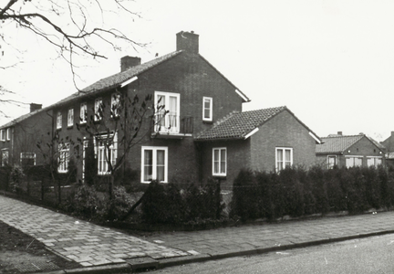  Woningen op de hoek van de Beatrixlaan en de Julianalaan.