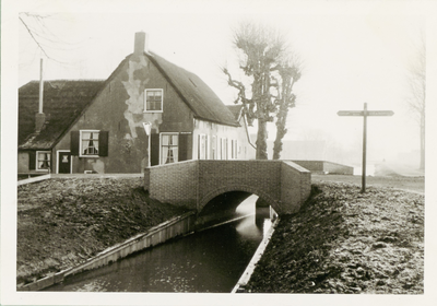  De Stenenbrug met een grote boerderij. Rechts de wegwijzer naar rechts Wijk bij Duurstede en links Leeersum.