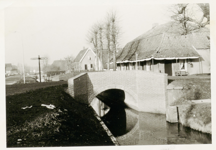  De vernieuwde Stenenbrug west-oost met links de wegwijzer naar Wijk bij Duurstede (linksaf) en Leersum (rechtsaf).