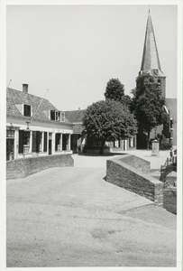  De oostzijde van de Brink met het gemeentehuis en rechts de toren van de Ned. Herv. Kerk.