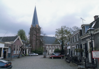  Het plein en de kerk en rechts een bord: parkeren alleen kerkbezoekers.