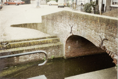  Gezien vanaf de Langbroekerdijk het water, de afgebrokkelde muur en de besteende walkant aan de pleinzijde.