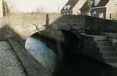  De brug (west-zuid), met rechts de trap naar het water en de afgebrokkelde stenen bij het anker.