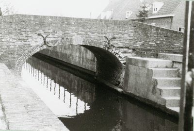  De brug (west-zuid) met trap naar het water en weerspiegeling van de reling aan de zijde van de Langbroekerdijk in het ...