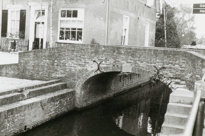  De brug (west-zuid) met in de boog een hardstenen steen met het bouwjaar van de brug: anno 1810.