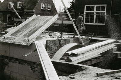  Vernieuwing van de brug met zicht op de huizen aan de Langbroekerwetering.