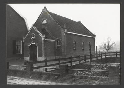  De Gereformeerde kerk art. 31 uit 1910 met aangebouwde ingang. De kerk is nog niet verlengd.