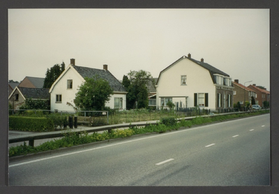  Gezicht vanaf de rijweg richting Langbroek de huizen aan de Cotherweg.