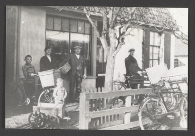  De familie L. van Amerongen (bakker) met knecht voor hun woning met bakkerskarren met rieten manden.