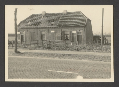  Drie onbewoonbaar verklaarde woningen, die in 1961 zijn afgebroken.