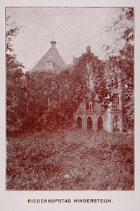  Foto met gezicht, over de tuin, op de voorgevel van huis Hindersteijn te Nederlangbroek