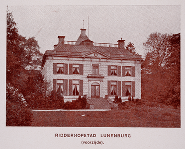  Foto met gezicht over de tuin op de voorzijde van huis Lunenburg te Nederlangbroek