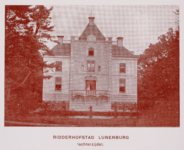  Foto met gezicht over de tuin op de achterzijde van huis Lunenburg te Nederlangbroek