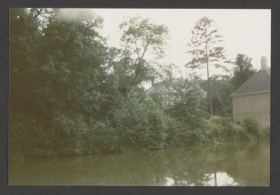  Kasteel, gezicht vanaf de kade op het Huis tussen de bomen door, rechts koetshuis met botenhuis