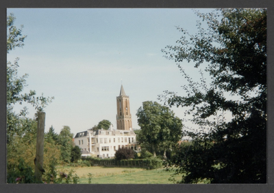  De toren van de St. Andrieskerk, op de voorgrond de achterzijde van Huize Oranjestein.