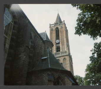  De St. Andrieskerk met toren.