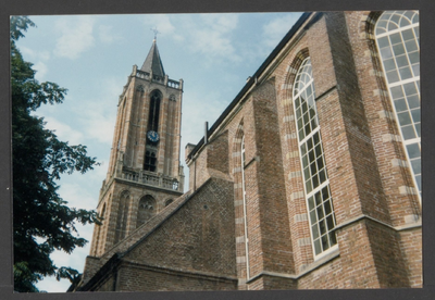  De St. Andrieskerk met toren.